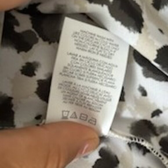 Barely Worn- Cabi Rosette Blouse #5898 Black White Neutral Small - Picture 9 of 10